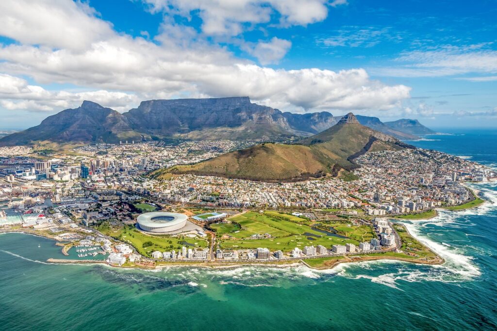 Rental demand in Cape Town is high and outstrips demand from both locals and tourists. This puts renting property in the city out of reach for many residents. (Photo: Wikimedia Commons)